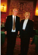 با پروفسور  یان برانلی، کاخ صلح لاهه، ۱۳۷۴